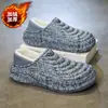 Pantuflas de algodón para hombre para invierno, forradas de felpa para mayor calidez, adecuadas para usar en interiores y exteriores, disponibles en tallas grandes, con suelas gruesas, impermeables y antideslizantes, y con un diseño de talón cerrado