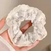 Scrunchie de cetim vintage francês com toque de pintura a óleo, acessório elegante para rabo de cavalo baixo, acessório de cabelo estiloso para outono e inverno com um lenço quadrado