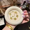 Pulsera de Flor de Cuatro Hojas Calada Hielo Triturado Oro Arena Mismo Estilo de la Joyería de Oro Puzuo para Mujer Joyería de Mano Versátil Brillante de Gama Alta de Nicho