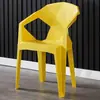 El fabricante original admite la personalización de sillas de comedor geométricas gruesas para restaurantes y uso doméstico, populares en línea, en plástico de color sólido.