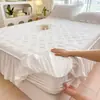 Nova capa de colchão estilo saia de cama, protetor de colchão acolchoado espesso de peça única, conjunto de três peças saia de cama e capa de colchão dois em um