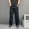 Estilo callejero, pantalones casuales negros estrellados para hombre, con un diseño único, corte recto hasta el suelo y un estilo workwear genial y moderno