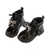 Botas estilo Martin para meninas, nova coleção outono 2026, botinhas de tornozelo estilo princesa para crianças com forro de fleece e detalhes de pérolas, botas pequenas de couro da moda