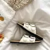 Chinelos de Solado Macio para Mulheres, Novo Estilo Casual Versátil de Verão 2026, Adequados para Usar com Saias, Sandálias Estilo Birkenstock para Praia