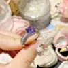 Camellia Little Red Book Nuevo Exquisito Anillo Abierto Morado Flash Diamante Full Diamante Elegante Romántico Colgante de Gama Alta para Mujer