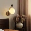 Lámpara de pared vintage de cristal estilo francés, que irradia un encanto retro sofisticado y lujoso, perfecta para la decoración de la mesita de noche, el dormitorio, la sala de estar o la entrada.