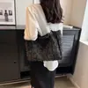 Bolsa de gran capacidad a cuadros bbao Explosiva bolsa para mujer 2023 otoño e invierno Nueva bolsa de mano con borde de lana para estudiantes universitarios