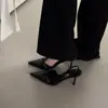Primeiro Encontro com a Elegância de Estilo Francês da Temporada: Sandálias Femininas de Calçar com Tiras Rasas no Calcanhar, Bico Fino, Fivela Cruzada, Versátil e Chique