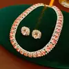 Exquisitos Aretes Cuadrados y Collar Ultra Brillantes Incrustados de Diamantes, Conjunto Versátil de Lujo Ligero de Nicho, Joyería Moderna y Única para Mujeres con un Toque de Alta Gama