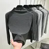 Camiseta de Outono 2026 Novo Estilo com Barra Franzida e Gola Alta Meia, Top Listrado Versátil e Estiloso que Afina para Mulheres