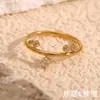 Moda europea y americana nicho diseño explosivo creativo joyería acero inoxidable chapado en oro de 18 quilates microincrustado diamante blanco anillo de corona para mujeres