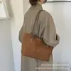 Bolso retro casual simple para mujer, nuevo y elegante bolso de hombro con alto atractivo estético, gran capacidad, moderno para salidas y el trabajo, bolso tote de moda
