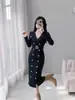 Elegante Vestido de Punto con Cuello en V Estilo Francés para Otoño e Invierno, para Figuras Petite, Corte Ajustado, Bodycon, Por Encima de la Rodilla, Vestido Base de Corte Ajustado
