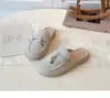 Sapatos Infantis 2026 Verão Nova Moda Chinelos Fechados para Meninas com Fivela de Metal Estilosa Chinelos de Exterior Sapatinhos de Bebê