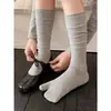 Calcetines de punta dividida estilo verano finos para mujer de dos dedos pezuña de oveja calcetines grises holgados con zapatos pequeños de cuero calcetines largos calcetines para la pantorrilla serie miu verano