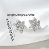 Exquisitos y elegantes aretes de copo de nieve tridimensionales de plata para mujer, adecuados para invierno, Navidad y regalos cotidianos, con una sensación delicada y atmosférica, al por mayor