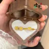 Loja Dourada Mesmo Estilo Moda Brilhante Diamante Pequeno Cubo de Açúcar Anel e Brinco Stud Conjunto para Mulheres, Anel Dedo Indicador Diamante Quadrado com Abertura Ajustável
