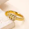 Joias Transfronteiriças de Aço Titânio Novas, Toque de Luxo Leve e de Alta Qualidade, Anel de Aço Inoxidável Cravejado com Diamantes Fundidos, Design de Nicho, Anel para Dedo Indicador para Mulheres