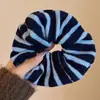 Menta Sal Marina ~ Coletero Rayado Azul para Mujer, Hilo Tejido con un Tacto de Alta Gama, Accesorio para el Cabello Extra Grande Otoño/Invierno para Peinados de Moño
