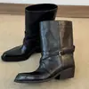 As mesmas botas que as usadas pelo personagem da série de TV "A Casa das Estações": botas de salto baixo, de cano longo, um estilo popular de inverno, e botas de montaria de cano alto