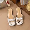 Pantuflas Chuyuji de lunares estilo francés con lazo para mujer, nuevo modelo de verano 2026, de punta abierta, elegantes zapatos de tacón medio