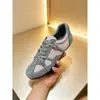 Verão 2026 Novo Couro Macio Fivela Sapatos de Treinamento Alemães Femininos Cadarço Sapatos Baixos Alto Valor de Aparência Retro Europeu e Americano Sapatos Forrest Gump