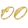 Pulsera versátil y moderna de acero inoxidable chapado en oro de 18 quilates con cadena cubana lisa en forma de corazón, abierta, para mujer, adecuada para el uso diario.