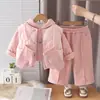 Conjunto de sudadera moderno Otoño/Invierno 2026 para bebés y niños pequeños, con diseño de capucha con lazo, forro polar y conjunto de tres piezas