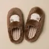 Novas pantufas de algodão pelúcia estilo cartoon de inverno com forro xadrez, bordadas com um pequeno design de gato e apresentando um design quente de bico fechado com forro de fleece.