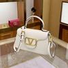 Nova Bolsa Feminina 2024 Couro de Bezerro Bolsa de Ombro Bolsa Transversal Moda Versátil Pequena Quadrada com Fecho Magnético