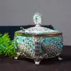 Modelo auténtico nuevo, ya disponible: Botes de caramelo cuadrados de metal con diseño de mariposa y pavo real, en stock para entrega inmediata, con un recipiente interior de vidrio para higiene y protección ambiental