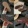 Chanclas de verano para exteriores, ligeras y cómodas, con suela blanda, sandalias de dedo con estampado de leopardo para mujer, con un toque único de alta gama estilo coreano.