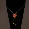 Collar de Hoja de Arce con Circonita Roja para Mujer Cadena de Suéter de Verano de Gama Alta Colgante Desmontable de Lujo Versátil Collar de Joyería