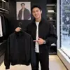 Cleanfit Chaqueta Piloto Negra para Hombre Primavera Marca de Tendencia Cuello Alto Ropa Exterior Americana High Street Corta Chaqueta de Béisbol