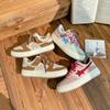 Zapatillas blancas de suela gruesa con diseño de nicho estilo Hong Kong 2023, zapatillas casuales retro de verano para mujer, combinables con todo.