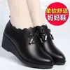 Sapatos femininos de corte profundo com sola macia, novo estilo outono 2026, salto anabela, sapatos para mães de meia-idade, sapatos femininos de couro, sapatos confortáveis para mulheres de meia-idade e idosas