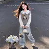 Elegante y a la moda chaleco dulce para niñas estilo coreano camisa con cuello de muñeca conjunto de pantalones vaqueros versátiles y modernos para llevar en capas
