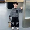 Conjunto de sudadera para niño con rayas, moderno estilo callejero, ropa infantil de primavera y otoño, nuevo modelo 2026, conjunto deportivo casual de dos piezas para niños pequeños