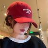 Gorra de Béisbol Roja Bordada con Letras Vintage para Mujer Estilo Coreano Versátil Adelgazante para la Cara Ala Ancha Circunferencia de Cabeza Grande Gorra de Pico