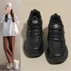 Novos tênis dad casuais da moda que aumentam a altura 2026, tênis de corrida com plataforma, sapatos femininos de sola grossa para outono, versão coreana para estudantes