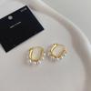 Aretes Europeos y Americanos Retro Franceses en Forma de U con Perlas de Alto Brillo para Mujer, Diseño Nicho, Alta Gama, Lujo Accesible, Cobre Chapado en Oro Real