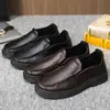 Sapatos masculinos de couro, novos sapatos masculinos slip-on de verão, sapatos casuais confortáveis slip-on de sola macia, atacado de fabricante de sapatos de couro