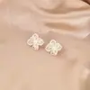 Brincos de Tarraxa Flor de Pérola Vazada Minimalista Agulha de Prata, Modernos, Luxo Leve, Elegantes, Delicados, Doces, Design Coreano de Nicho