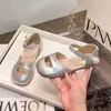Sandálias de Bico com Pérolas Estilo Francês para Mulheres, Novo Modelo Verão 2026, Tira Única, Sola Macia, Planas, Versáteis, Sapatos de Uma Sola Vazados Estilo Fada