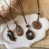 Nuevo Collar de Cuerda de Cuero Chino con Resina Geométrica Hueca de Cordón Colgante Lujo Ligero Sensación de Alta Gama Diseño de Cadena para Suéter Joyería Collar para Mujer