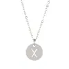 Venta caliente transfronteriza collar con letra de acero de titanio colgante redondo 26 mayúsculas en inglés collar de joyería pulida al por mayor
