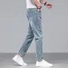 Jeans Cropped de Marca de Tendencia de Ajuste Delgado de Alta Gama para Hombre, Color Gris Claro, para Primavera y Otoño de 2026, Pantalones Casuales