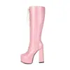 Botas altas de charol con tiras cruzadas, cremalleras laterales, tacones ultraltos, estilo europeo y americano de moda, diseño simple y una longitud que no sobrepasa la rodilla, parecidas a las botas de montar