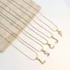 Colar Gargantilha de Aço Inoxidável com Pingente de Alfabeto de 26 Letras Venda Quente Transfronteiriça Estilo Luxo Leve Ouro 18K Corrente para Clavícula com Incrustação de Pérola
