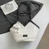 Bolsas de Design de Nicho para Mulheres 2025 Nova Bolsa de Ombro da Moda Outono Versátil Grande Capacidade Bolsa de Tecido Bolsa Tote para Trabalho
